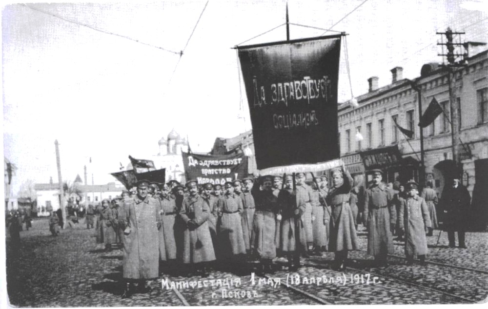 Как украинцы отмечали майские праздники 100 лет назад: атмосферные фото